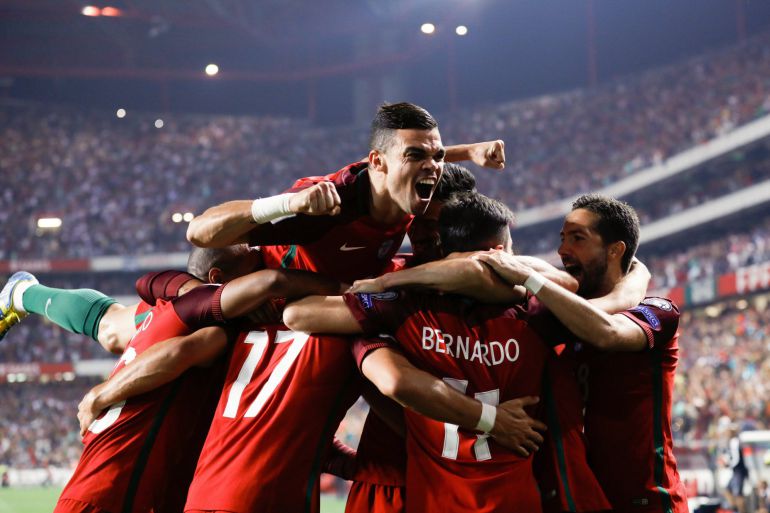 Los jugadores de Portugal celebran el primer gol del partido.