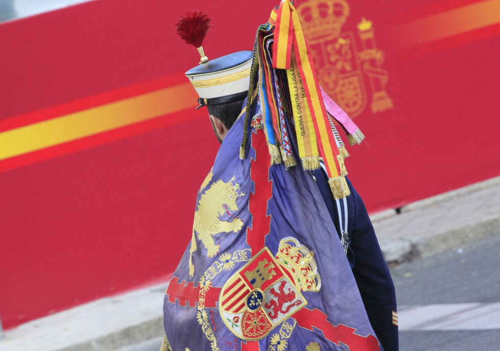 GRAUn miembro de la Guardia Real se dirige a su posición para participar en el desfile del Día de la Fiesta Nacional. GRAUn miembro de la Guardia Real se dirige a su posición para participar en el desfile del Día de la Fiesta Nacional.