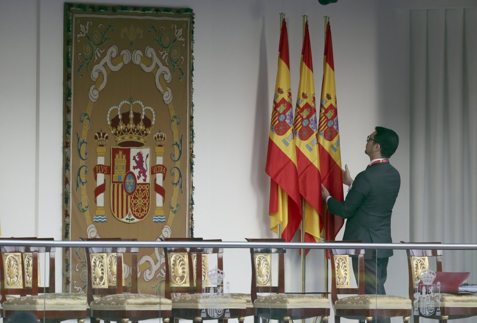 Un operario ultima los detalles en la tribuna de autoridades que presidirán los Reyes durante el acto central del Día de la Fiesta Nacional. Un operario ultima los detalles en la tribuna de autoridades que presidirán los Reyes durante el acto central del Día de la Fiesta Nacional.
