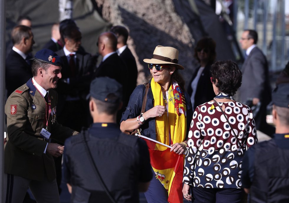 La Infanta Elena, a su llegada a la Plaza de Lima de Madrid, para asistir al desfile del Día de la Fiesta Nacional que presiden los Reyes. La Infanta Elena, a su llegada a la Plaza de Lima de Madrid, para asistir al desfile del Día de la Fiesta Nacional que presiden los Reyes.