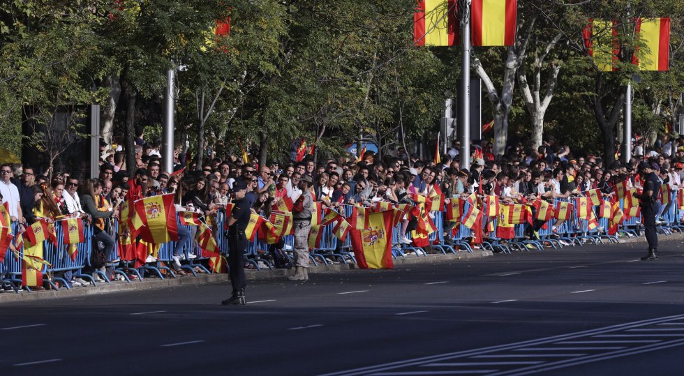 Cientos de personas esperan el comienzo del desfile del Día de la Fiesta Nacional, al que asiste el Gobierno en pleno y la mayoría de líderes políticos. Cientos de personas esperan el comienzo del desfile del Día de la Fiesta Nacional, al que asiste el Gobierno en pleno y la mayoría de líderes políticos.
