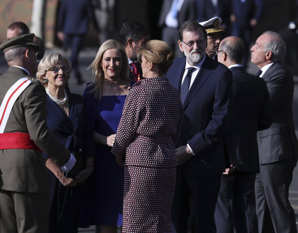 El presidente del Gobierno, Mariano Rajoy, la ministra de Defensa, María Dolores de Cospedal, el Jefe del Estado Mayor de la Defensa (Jemad), el general Fernando Alejandre Martínez, la alcaldesa de Madrid, Manuela Carmena, y la presidenta de la Comunidad de Madrid, Cristina Cifuentes. El presidente del Gobierno, Mariano Rajoy, la ministra de Defensa, María Dolores de Cospedal, el Jefe del Estado Mayor de la Defensa (Jemad), el general Fernando Alejandre Martínez, la alcaldesa de Madrid, Manuela Carmena, y la presidenta de la Comunidad de Madrid, Cristina Cifuentes.