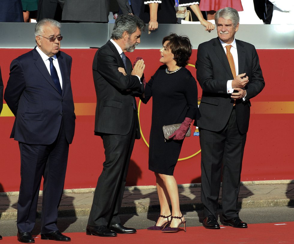 La vicepresidenta del Gobierno, Soraya Sáenz de Santamaría, conversa con el presidente del Tribunal Supremo (TS) y del Consejo General del Poder Judicial (CGPJ), Carlos Lesmes, en presencia del presidente del Tribunal Constitucional, Juan José González Rivas (i), y el ministro de Asuntos Exteriores, Alfonso Dastis. La vicepresidenta del Gobierno, Soraya Sáenz de Santamaría, conversa con el presidente del Tribunal Supremo (TS) y del Consejo General del Poder Judicial (CGPJ), Carlos Lesmes, en presencia del presidente del Tribunal Constitucional, Juan José González Rivas (i), y el ministro de Asuntos Exteriores, Alfonso Dastis.