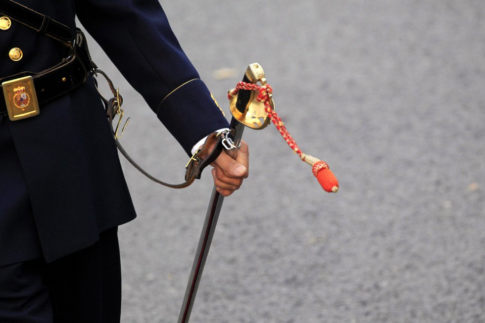 Detalle del sable de un integrante del cuerpo de la Guardia Real, durante el desfile del Día de la Fiesta Nacional. Detalle del sable de un integrante del cuerpo de la Guardia Real, durante el desfile del Día de la Fiesta Nacional.
