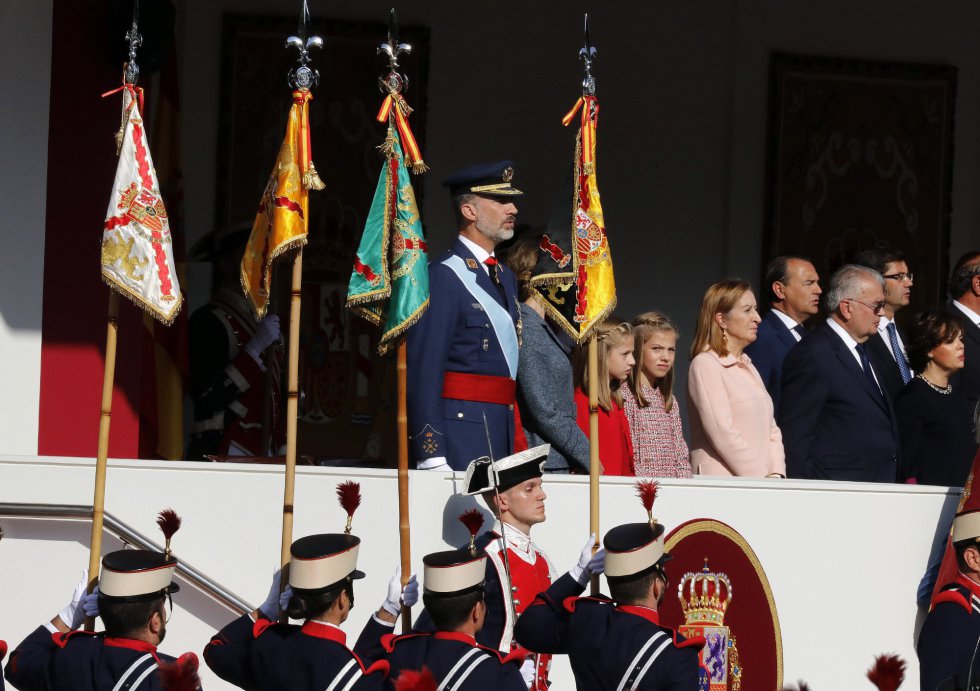 Los Reyes junto a sus hijas, la princesa Leonor y la infanta Sofía, presiden el desfile del Día de la Fiesta Nacional, al que asiste el Gobierno en pleno y la mayoría de líderes políticos. Los Reyes junto a sus hijas, la princesa Leonor y la infanta Sofía, presiden el desfile del Día de la Fiesta Nacional, al que asiste el Gobierno en pleno y la mayoría de líderes políticos.