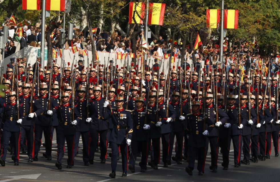 La Guardia Real durante el desfile del Día de la Fiesta Nacional, que presiden los Reyes y al que asiste el Gobierno en pleno y la mayoría de líderes políticos. El acto consiste en un homenaje a los caídos y un desfile terrestre y aéreo por el paseo de la Castellana, en el que participan unos 3.900 efectivos, entre militares de los tres Ejércitos, guardias civiles, policías y Guardia Real, 84 vehículos y 78 aeronaves. EFE/Víctor Lerena La Guardia Real durante el desfile del Día de la Fiesta Nacional, que presiden los Reyes y al que asiste el Gobierno en pleno y la mayoría de líderes políticos. El acto consiste en un homenaje a los caídos y un desfile terrestre y aéreo por el paseo de la Castellana, en el que participan unos 3.900 efectivos, entre militares de los tres Ejércitos, guardias civiles, policías y Guardia Real, 84 vehículos y 78 aeronaves. EFE/Víctor Lerena