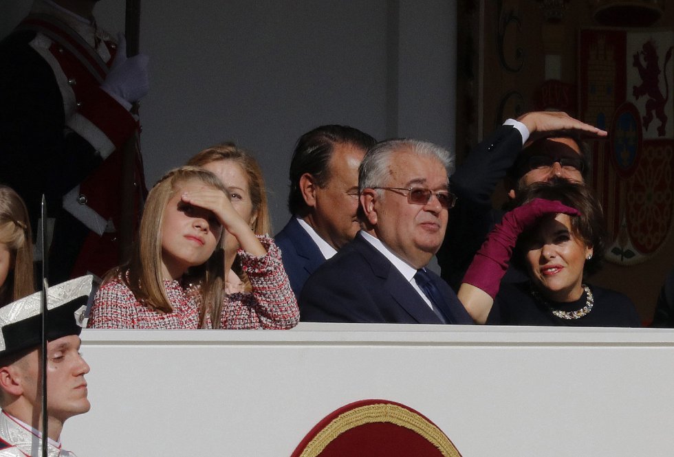 La infanta Sofía, junto al presidente del Tribunal Constitucional, Juan José González Rivas, y la vicepresidenta del Gobierno, Soraya Sáenz de Santamaría, observa la exhibición aérea, durante el desfile del Día de la Fiesta Nacional que presiden los Reyes y al que asiste el Gobierno en pleno y la mayoría de líderes políticos. La infanta Sofía, junto al presidente del Tribunal Constitucional, Juan José González Rivas, y la vicepresidenta del Gobierno, Soraya Sáenz de Santamaría, observa la exhibición aérea, durante el desfile del Día de la Fiesta Nacional que presiden los Reyes y al que asiste el Gobierno en pleno y la mayoría de líderes políticos.
