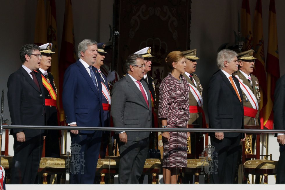 Los ministros de Energía, Álvaro Nadal; de Educación, Cultura y Deporte, Íñigo Méndez de Vigo; de Interior, Juan Ignacio Zoido; de Defensa, María Dolores de Cospedal; y de Exteriores, Alfonso Dastis; durante el homenaje a los caídos celebrado antes del desfile del Día de la Fiesta Nacional. Los ministros de Energía, Álvaro Nadal; de Educación, Cultura y Deporte, Íñigo Méndez de Vigo; de Interior, Juan Ignacio Zoido; de Defensa, María Dolores de Cospedal; y de Exteriores, Alfonso Dastis; durante el homenaje a los caídos celebrado antes del desfile del Día de la Fiesta Nacional.