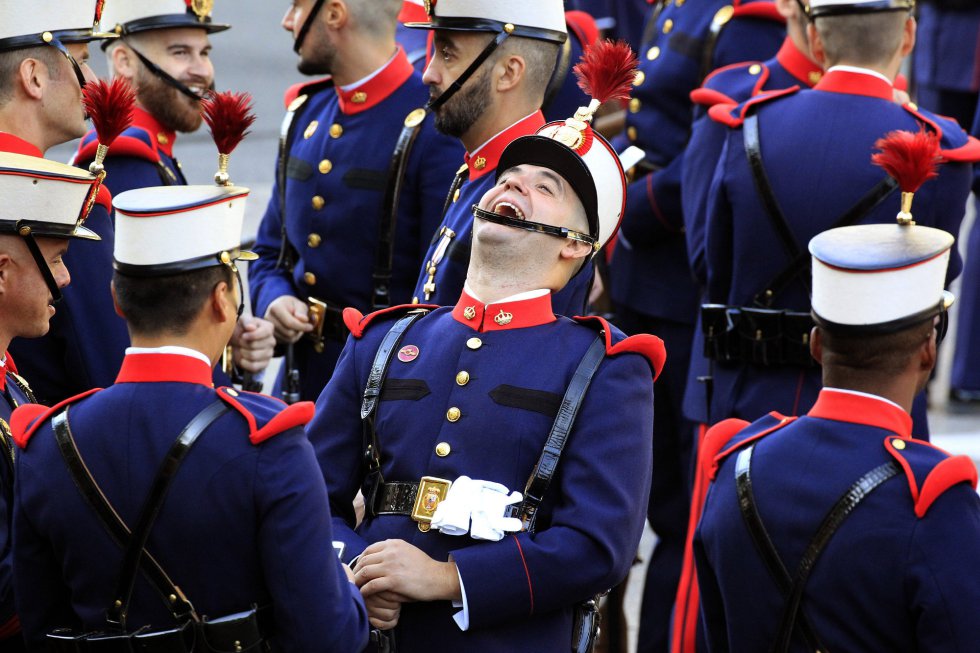 Componentes de la Guardia Real conversan animadamente antes del inicio del desfile del Día de la Fiesta Nacional que presiden los Reyes, y al que asisten el Gobierno en pleno, encabezado por Mariano Rajoy, y la mayoría de líderes políticos. Componentes de la Guardia Real conversan animadamente antes del inicio del desfile del Día de la Fiesta Nacional que presiden los Reyes, y al que asisten el Gobierno en pleno, encabezado por Mariano Rajoy, y la mayoría de líderes políticos.