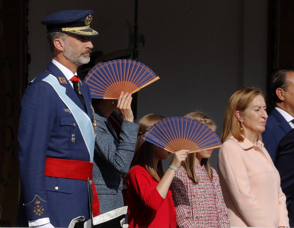 La reina Letizia y sus hijas, la princesa Leonor y la infanta Sofía, se protegen del sol con unos abanicos, junto al Felipe VI, y la presidenta del Congreso, Ana Pastor, durante el desfile del Día de la Fiesta Nacional que presiden los Reyes y al que asiste el Gobierno en pleno y la mayoría de líderes políticos. La reina Letizia y sus hijas, la princesa Leonor y la infanta Sofía, se protegen del sol con unos abanicos, junto al Felipe VI, y la presidenta del Congreso, Ana Pastor, durante el desfile del Día de la Fiesta Nacional que presiden los Reyes y al que asiste el Gobierno en pleno y la mayoría de líderes políticos.
