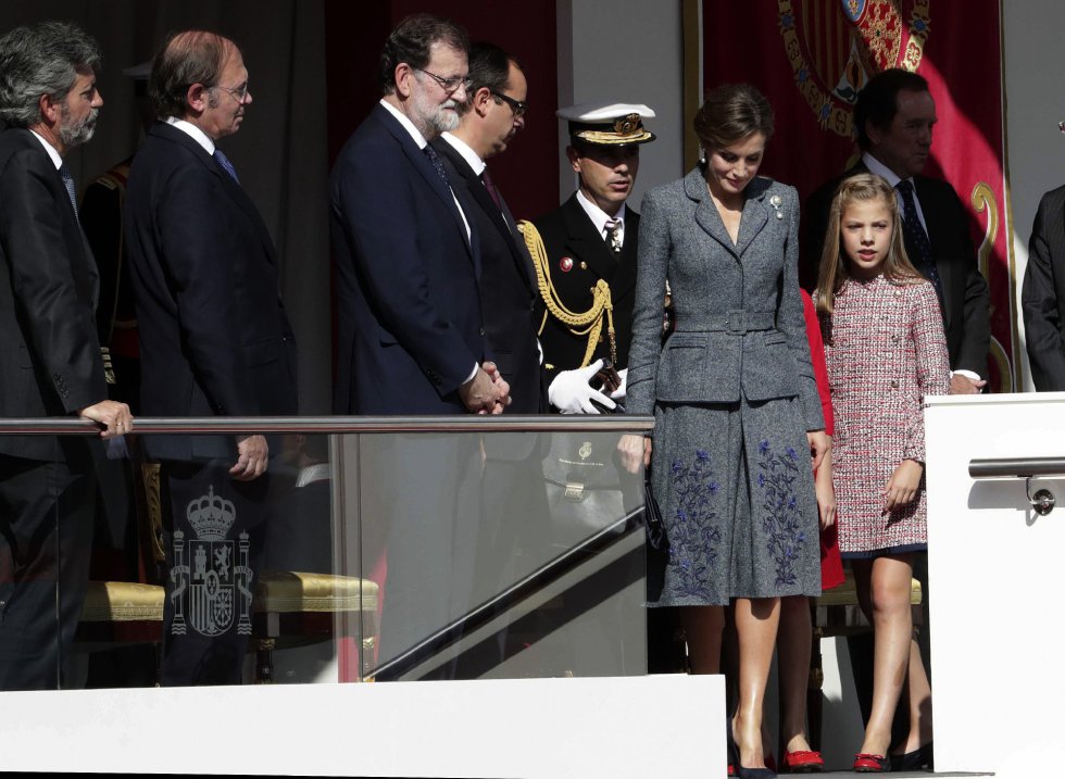 La reina Letizia, junto a la infanta Sofía; el presidente del Gobierno, Mariano Rajoy; el presidente del Senado, Pío García Escudero, y el presidente del Tribunal Supremo (TS) y del Consejo General del Poder Judicial (CGPJ), Carlos Lesmes, entre otros, durante el desfile del Día de la Fiesta Nacional que presiden los Reyes y al que asiste el Gobierno en pleno y la mayoría de líderes políticos. El acto consiste en un homenaje a los caídos y un desfile terrestre y aéreo por el paseo de la Castellana, en el que participan unos 3.900 efectivos, entre militares de los tres Ejércitos, guardias civiles, policías y Guardia Real, 84 vehículos y 78 aeronaves. EFE/Zipi La reina Letizia, junto a la infanta Sofía; el presidente del Gobierno, Mariano Rajoy; el presidente del Senado, Pío García Escudero, y el presidente del Tribunal Supremo (TS) y del Consejo General del Poder Judicial (CGPJ), Carlos Lesmes, entre otros, durante el desfile del Día de la Fiesta Nacional que presiden los Reyes y al que asiste el Gobierno en pleno y la mayoría de líderes políticos. El acto consiste en un homenaje a los caídos y un desfile terrestre y aéreo por el paseo de la Castellana, en el que participan unos 3.900 efectivos, entre militares de los tres Ejércitos, guardias civiles, policías y Guardia Real, 84 vehículos y 78 aeronaves. EFE/Zipi