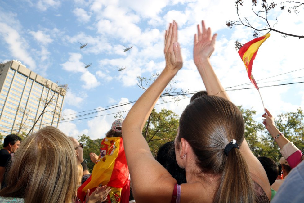 Una mujer aplaude al paso del Ejército.
Una mujer aplaude al paso del Ejército.