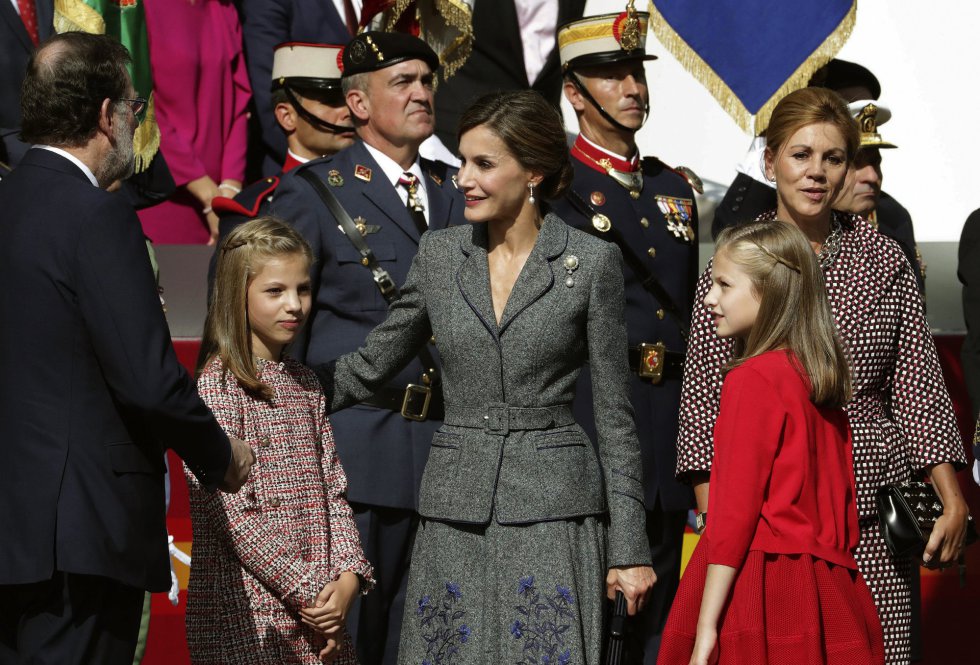 La reina Letizia, junto a la princesa Leonor y la infanta Sofía; y el presidente del Gobierno, Mariano Rajoy, y la ministra de Defensa, María Dolores de Cospedal, durante el desfile del Día de la Fiesta Nacional que presiden los Reyes y al que asiste el Gobierno en pleno y la mayoría de líderes políticos. La reina Letizia, junto a la princesa Leonor y la infanta Sofía; y el presidente del Gobierno, Mariano Rajoy, y la ministra de Defensa, María Dolores de Cospedal, durante el desfile del Día de la Fiesta Nacional que presiden los Reyes y al que asiste el Gobierno en pleno y la mayoría de líderes políticos.