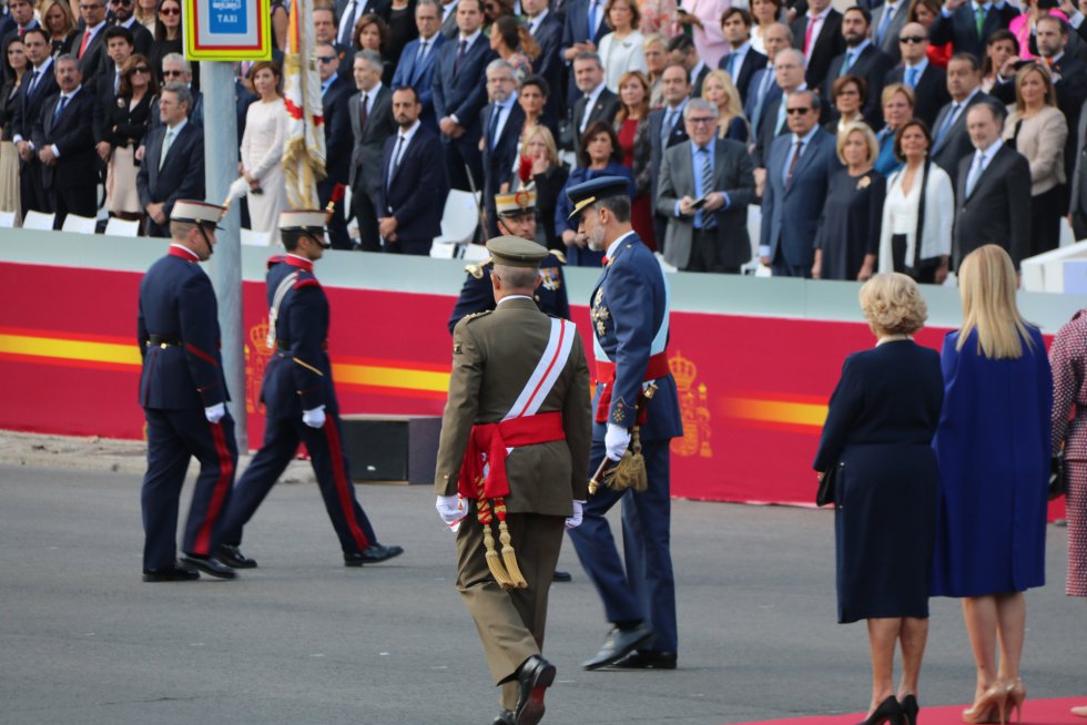 Felipe VI revisa las tropas durante el desfile. Felipe VI revisa las tropas durante el desfile.