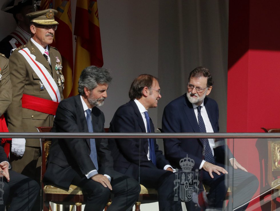 El presidente del Gobierno, Mariano Rajoy conversa con el presidente del Senado, Pío García-Escudero, y el presidente del Tribunal Supremo (TS) y del Consejo General del Poder Judicial (CGPJ), Carlos Lesmes, durante el desfile del Día de la Fiesta Nacional, al que asiste el Gobierno en pleno y la mayoría de líderes políticos. El acto consistirá en un homenaje a los caídos y un desfile terrestre y aéreo por el paseo de la Castellana, en el que participarán unos 3.900 efectivos, entre militares de los tres Ejércitos, guardias civiles, policías y Guardia Real, 84 vehículos y 78 aeronaves. El presidente del Gobierno, Mariano Rajoy conversa con el presidente del Senado, Pío García-Escudero, y el presidente del Tribunal Supremo (TS) y del Consejo General del Poder Judicial (CGPJ), Carlos Lesmes, durante el desfile del Día de la Fiesta Nacional, al que asiste el Gobierno en pleno y la mayoría de líderes políticos. El acto consistirá en un homenaje a los caídos y un desfile terrestre y aéreo por el paseo de la Castellana, en el que participarán unos 3.900 efectivos, entre militares de los tres Ejércitos, guardias civiles, policías y Guardia Real, 84 vehículos y 78 aeronaves.