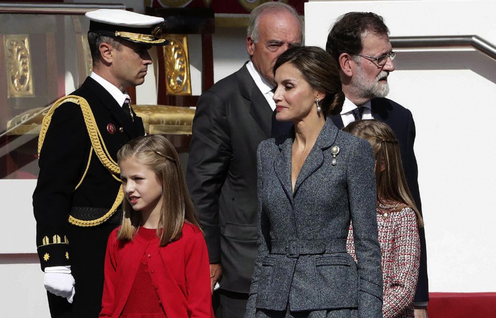 La reina Letizia, junto a la princesa Leonor y la infanta Sofía, y el presidente del Gobierno, Mariano Rajoy (d), durante el desfile del Día de la Fiesta Nacional que presiden los Reyes y al que asiste el Gobierno en pleno y la mayoría de líderes políticos. El acto consiste en un homenaje a los caídos y un desfile terrestre y aéreo por el paseo de la Castellana, en el que participan unos 3.900 efectivos, entre militares de los tres Ejércitos, guardias civiles, policías y Guardia Real, 84 vehículos y 78 aeronaves. La reina Letizia, junto a la princesa Leonor y la infanta Sofía, y el presidente del Gobierno, Mariano Rajoy (d), durante el desfile del Día de la Fiesta Nacional que presiden los Reyes y al que asiste el Gobierno en pleno y la mayoría de líderes políticos. El acto consiste en un homenaje a los caídos y un desfile terrestre y aéreo por el paseo de la Castellana, en el que participan unos 3.900 efectivos, entre militares de los tres Ejércitos, guardias civiles, policías y Guardia Real, 84 vehículos y 78 aeronaves.