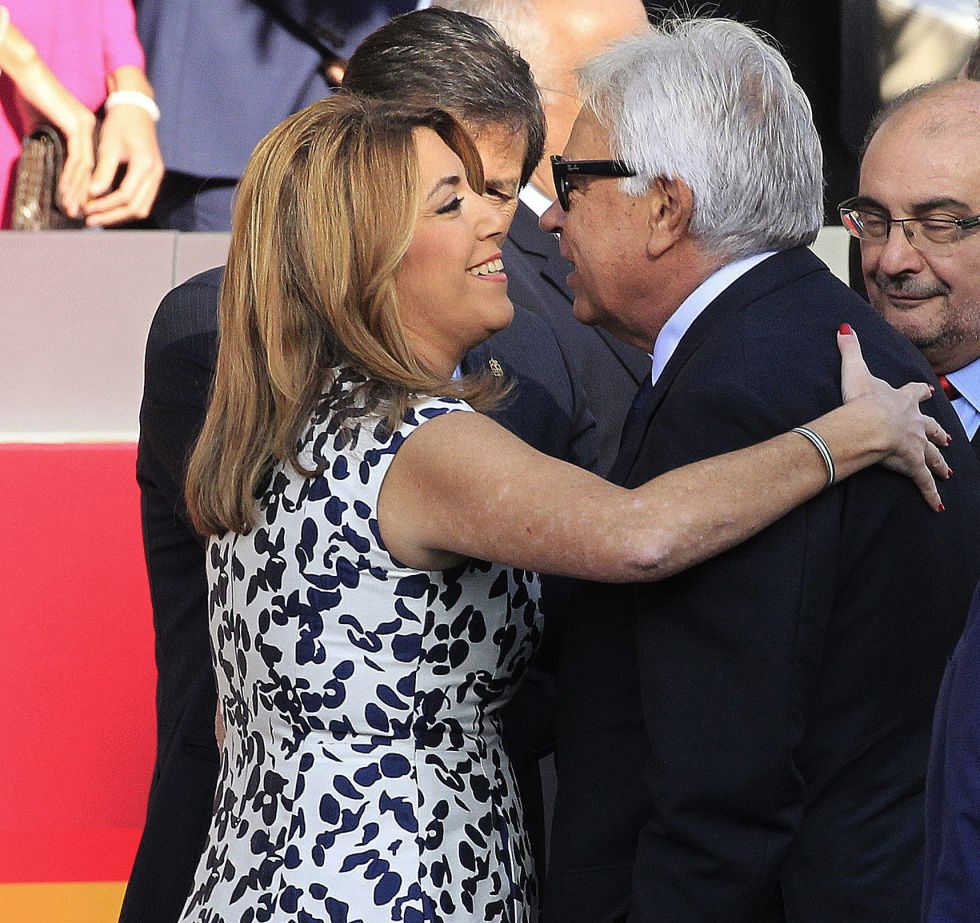 La presidenta de la Junta de Andalucía, Susana Díaz, saluda al expresidente del Gobierno, Felipe González, durante el desfile del Día de la Fiesta Nacional. La presidenta de la Junta de Andalucía, Susana Díaz, saluda al expresidente del Gobierno, Felipe González, durante el desfile del Día de la Fiesta Nacional.