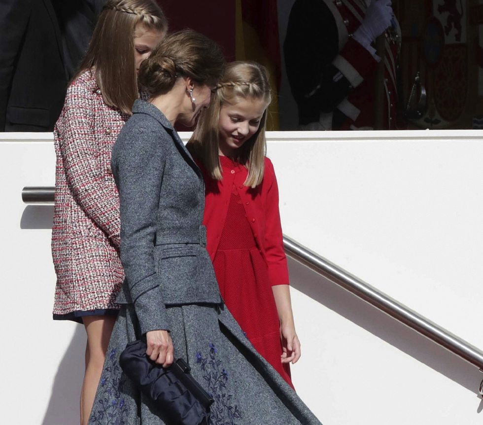 La reina letizia junto a sus hijas, la princesa de Asturias y la infanta Sofía, tras el desfile del Día de la Fiesta Nacional que han presidido hoy los Reyes. La reina letizia junto a sus hijas, la princesa de Asturias y la infanta Sofía, tras el desfile del Día de la Fiesta Nacional que han presidido hoy los Reyes.