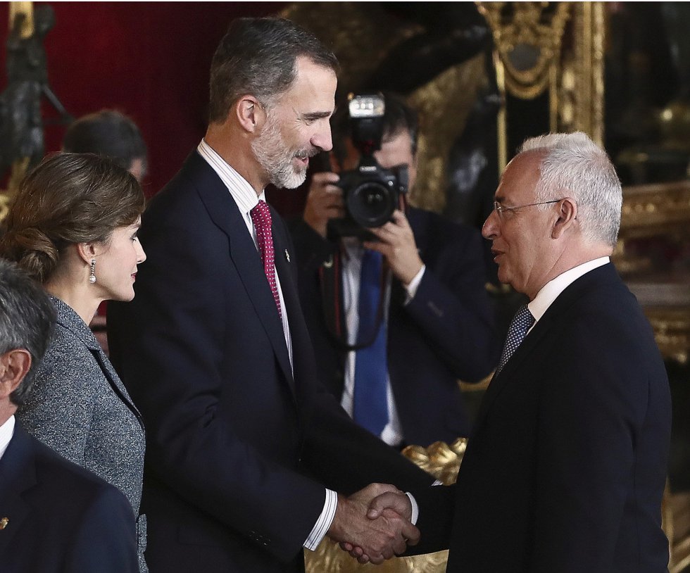 Los Reyes saludan al presidente de La Rioja, José Ignacio Ceniceros, a su llegada a la tradicional recepción ofrecida hoy en el Palacio Real con motivo del Día de la Fiesta Nacional. Los Reyes saludan al presidente de La Rioja, José Ignacio Ceniceros, a su llegada a la tradicional recepción ofrecida hoy en el Palacio Real con motivo del Día de la Fiesta Nacional.