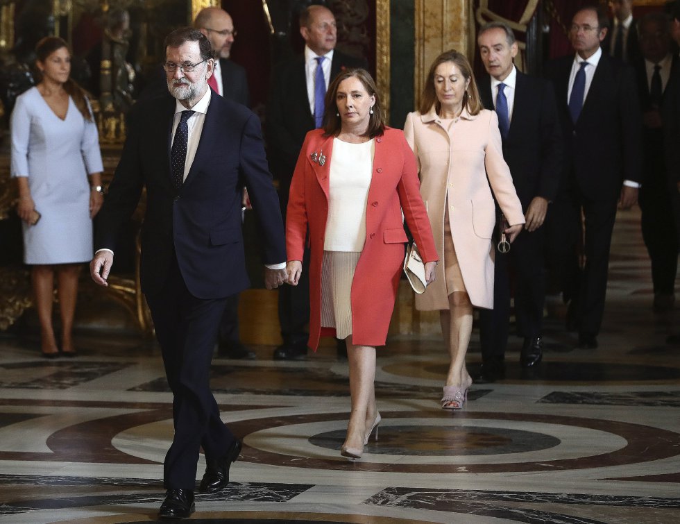 El presidente del Gobierno, Mariano Rajoy, seguido de su mujer, Elvira Fernández, a su llegada a la tradicional recepción ofrecida por los Reyes hoy en el Palacio Real con motivo del Día de la Fiesta Nacional. El presidente del Gobierno, Mariano Rajoy, seguido de su mujer, Elvira Fernández, a su llegada a la tradicional recepción ofrecida por los Reyes hoy en el Palacio Real con motivo del Día de la Fiesta Nacional.