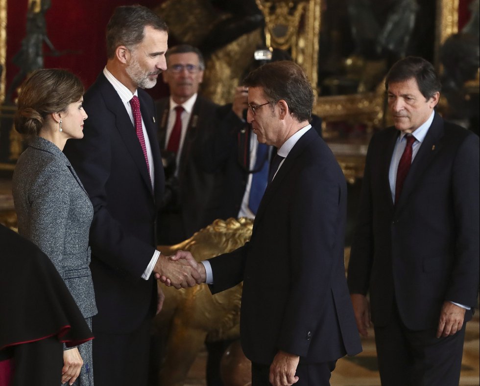 Los Reyes saludan al presidente de Galicia, Alberto Núñez Feijóo, a su llegada a la tradicional recepción ofrecida hoy en el Palacio Real con motivo del Día de la Fiesta Nacional. Los Reyes saludan al presidente de Galicia, Alberto Núñez Feijóo, a su llegada a la tradicional recepción ofrecida hoy en el Palacio Real con motivo del Día de la Fiesta Nacional.