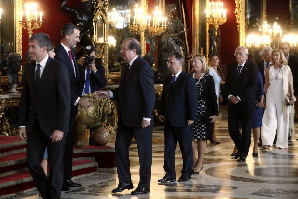 Los Reyes saludan al presidente de Castilla y León, Juan Vicente Herrera, a su llegada a la tradicional recepción ofrecida hoy en el Palacio Real con motivo del Día de la Fiesta Nacional. EFE/Fernando Alvarado Los Reyes saludan al presidente de Castilla y León, Juan Vicente Herrera, a su llegada a la tradicional recepción ofrecida hoy en el Palacio Real con motivo del Día de la Fiesta Nacional. EFE/Fernando Alvarado