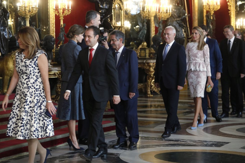 Los Reyes saludan al presidente de Cantabria, Miguel Ángel Revilla a su llegada a la tradicional recepción ofrecida hoy en el Palacio Real con motivo del Día de la Fiesta Nacional. Los Reyes saludan al presidente de Cantabria, Miguel Ángel Revilla a su llegada a la tradicional recepción ofrecida hoy en el Palacio Real con motivo del Día de la Fiesta Nacional.