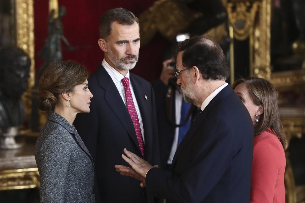 Los Reyes conversan con el presidente del Gobierno, Mariano Rajoy, acompañado de su mujer Elvira Fernández a su llegada a la tradicional recepción ofrecida hoy en el Palacio Real con motivo del Día de la Fiesta Nacional. Los Reyes conversan con el presidente del Gobierno, Mariano Rajoy, acompañado de su mujer Elvira Fernández a su llegada a la tradicional recepción ofrecida hoy en el Palacio Real con motivo del Día de la Fiesta Nacional.