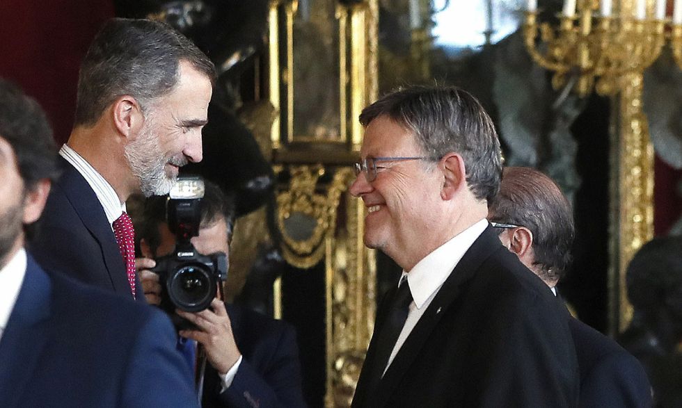 Los Reyes saludan al presidente de la Generalitat Valenciana, Ximo Puig, a su llegada a la tradicional recepción ofrecida hoy en el Palacio Real con motivo del Día de la Fiesta Nacional. Los Reyes saludan al presidente de la Generalitat Valenciana, Ximo Puig, a su llegada a la tradicional recepción ofrecida hoy en el Palacio Real con motivo del Día de la Fiesta Nacional.