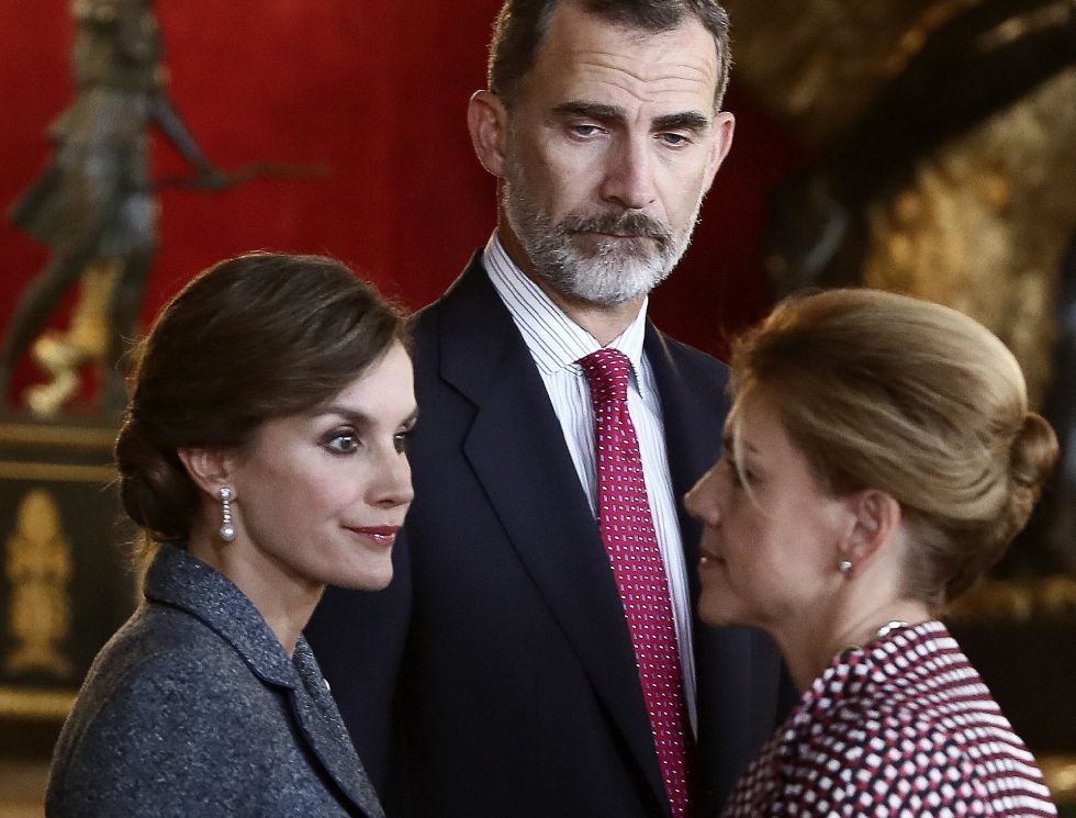 Los Reyes saludan la ministra de Defensa, María Dolores de Cospedal, a su llegada a la tradicional recepción ofrecida hoy en el Palacio Real con motivo del Día de la Fiesta Nacional. Los Reyes saludan la ministra de Defensa, María Dolores de Cospedal, a su llegada a la tradicional recepción ofrecida hoy en el Palacio Real con motivo del Día de la Fiesta Nacional.