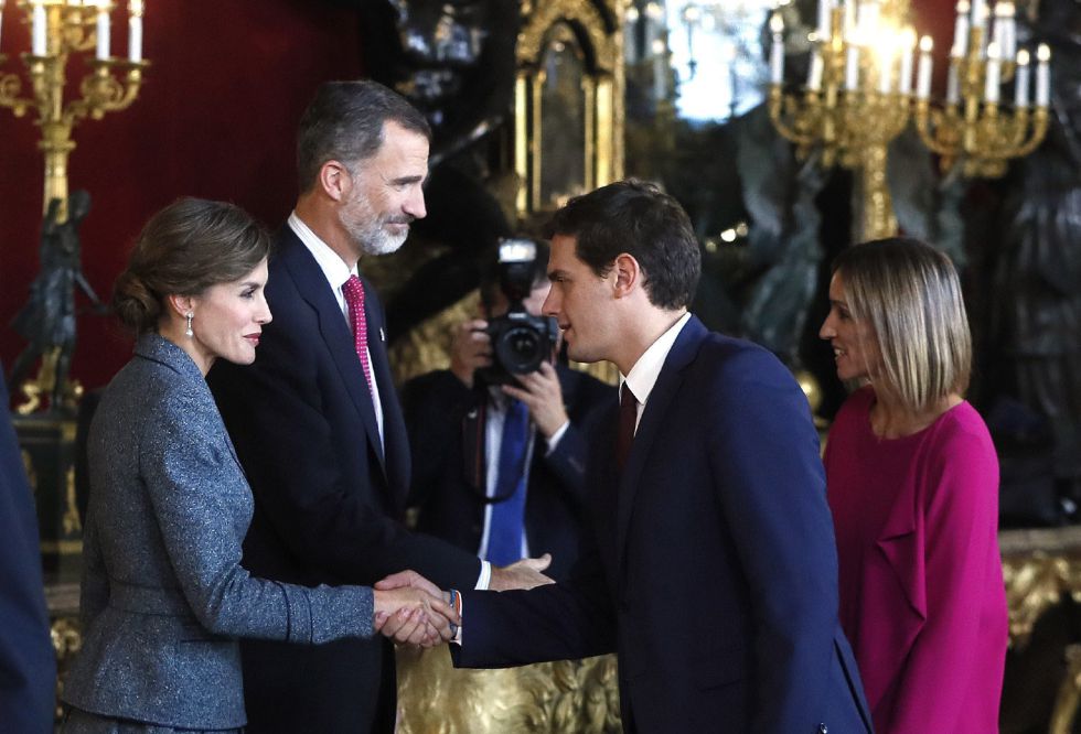 Los Reyes saludan al presidente de Ciudadanos, Albert Rivera, y su mujer Beatria Tajuelo, a su llegada a la tradicional recepción ofrecida hoy en el Palacio Real con motivo del Día de la Fiesta Nacional. Los Reyes saludan al presidente de Ciudadanos, Albert Rivera, y su mujer Beatria Tajuelo, a su llegada a la tradicional recepción ofrecida hoy en el Palacio Real con motivo del Día de la Fiesta Nacional.