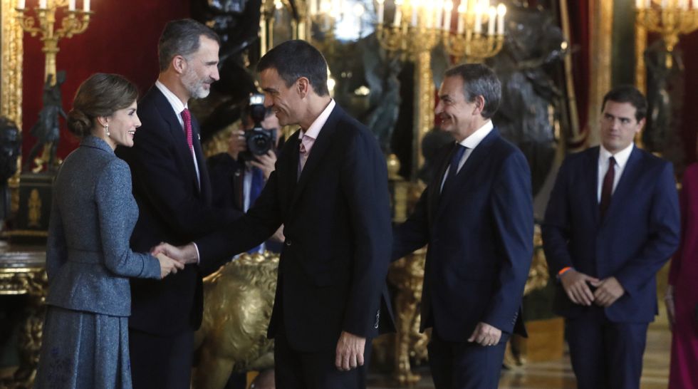 Los Reyes saludan al secretario general del PSOE, Pedro Sánchez (3i) y el expresidente del Gobierno José Luis Rodríguez Zapatero, a su llegada a la tradicional recepción ofrecida hoy en el Palacio Real con motivo del Día de la Fiesta Nacional. Los Reyes saludan al secretario general del PSOE, Pedro Sánchez (3i) y el expresidente del Gobierno José Luis Rodríguez Zapatero, a su llegada a la tradicional recepción ofrecida hoy en el Palacio Real con motivo del Día de la Fiesta Nacional.