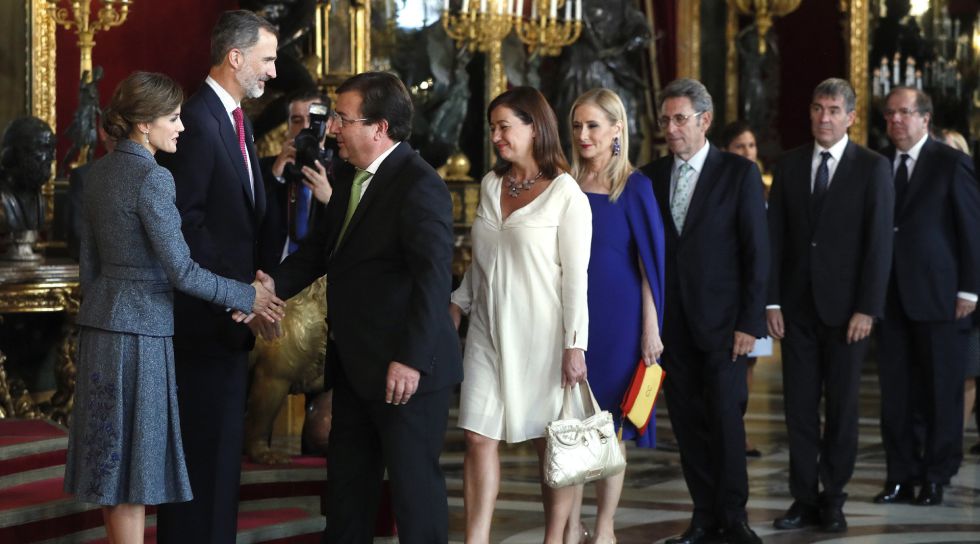 Los Reyes saludan al presidente de Extremadura, Guillermo Fernández Vara ,a su llegada a la tradicional recepción ofrecida hoy en el Palacio Real con motivo del Día de la Fiesta Nacional. Los Reyes saludan al presidente de Extremadura, Guillermo Fernández Vara ,a su llegada a la tradicional recepción ofrecida hoy en el Palacio Real con motivo del Día de la Fiesta Nacional.