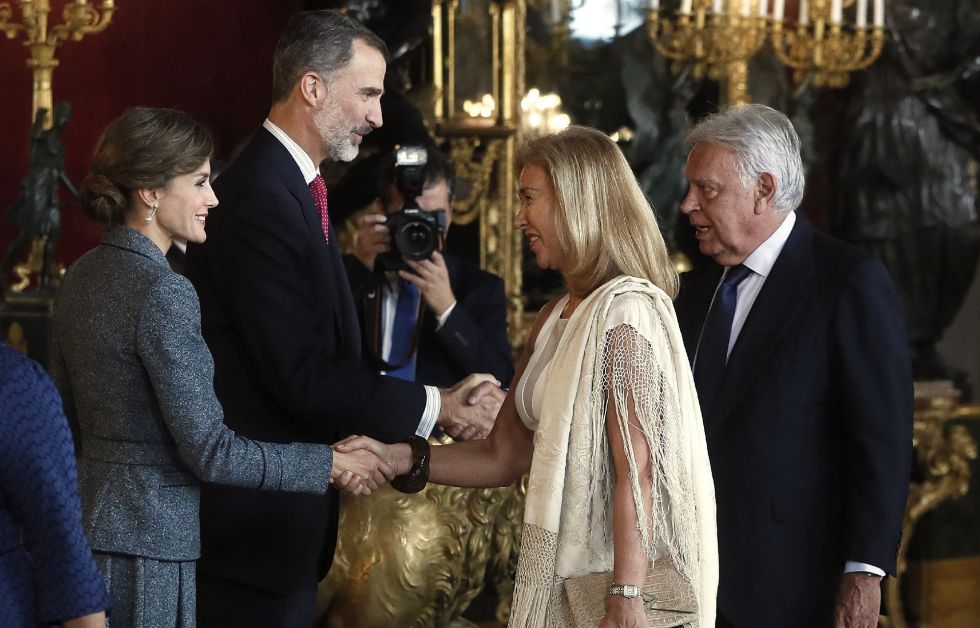 Los Reyes saludan al expresidente del Gobierno Felipe González y su mujer, María del Mar García Vaquero, a su llegada a la tradicional recepción ofrecida hoy en el Palacio Real con motivo del Día de la Fiesta Nacional. Los Reyes saludan al expresidente del Gobierno Felipe González y su mujer, María del Mar García Vaquero, a su llegada a la tradicional recepción ofrecida hoy en el Palacio Real con motivo del Día de la Fiesta Nacional.