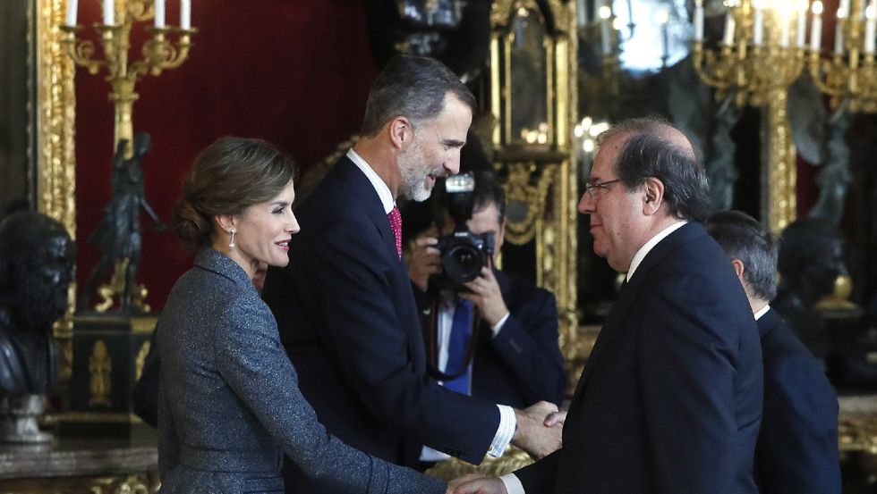 Los Reyes saludan al presidente de Castilla y León, Juan Vicente Herrera, a su llegada a la tradicional recepción ofrecida hoy en el Palacio Real con motivo del Día de la Fiesta Nacional. Los Reyes saludan al presidente de Castilla y León, Juan Vicente Herrera, a su llegada a la tradicional recepción ofrecida hoy en el Palacio Real con motivo del Día de la Fiesta Nacional.