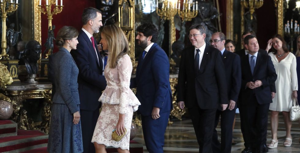 Los Reyes saludan al presidente de Murcia, Fernando López Miras, a su llegada a la tradicional recepción ofrecida hoy en el Palacio Real con motivo del Día de la Fiesta Nacional. Los Reyes saludan al presidente de Murcia, Fernando López Miras, a su llegada a la tradicional recepción ofrecida hoy en el Palacio Real con motivo del Día de la Fiesta Nacional.