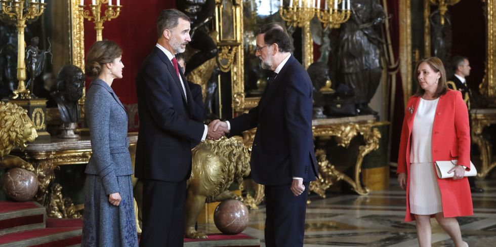 Los Reyes conversan con el presidente del Gobierno, Mariano Rajoy, acompañado de su mujer Elvira Fernández a su llegada a la tradicional recepción ofrecida hoy en el Palacio Real con motivo del Día de la Fiesta Nacional. Los Reyes conversan con el presidente del Gobierno, Mariano Rajoy, acompañado de su mujer Elvira Fernández a su llegada a la tradicional recepción ofrecida hoy en el Palacio Real con motivo del Día de la Fiesta Nacional.