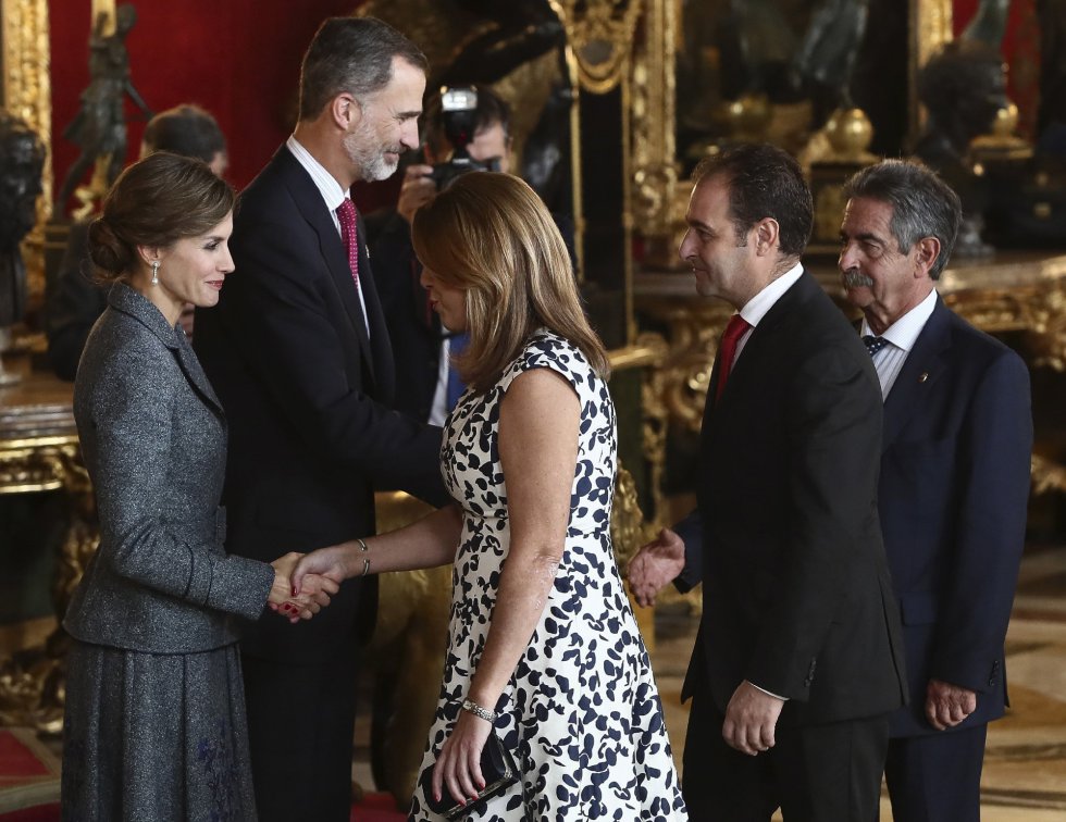 os Reyes saludan a la presidenta de Andalucía, Susana Díaz, y su marido José María Moriche, y al presidente de Cantabria, Miguel Ángel Revilla, a su llegada a la tradicional recepción ofrecida hoy en el Palacio Real con motivo del Día de la Fiesta Nacional. os Reyes saludan a la presidenta de Andalucía, Susana Díaz, y su marido José María Moriche, y al presidente de Cantabria, Miguel Ángel Revilla, a su llegada a la tradicional recepción ofrecida hoy en el Palacio Real con motivo del Día de la Fiesta Nacional.