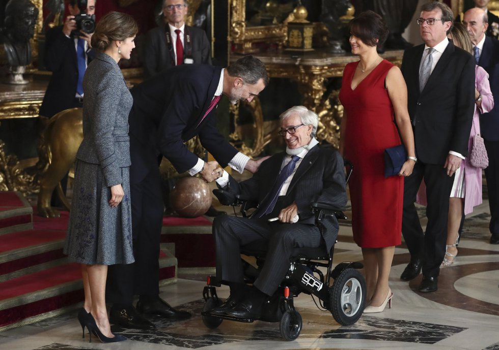 El rey Felipe (2i), acompañado por la reina Letizia (i), saluda al exbanquero Francisco Luzón El rey Felipe (2i), acompañado por la reina Letizia (i), saluda al exbanquero Francisco Luzón