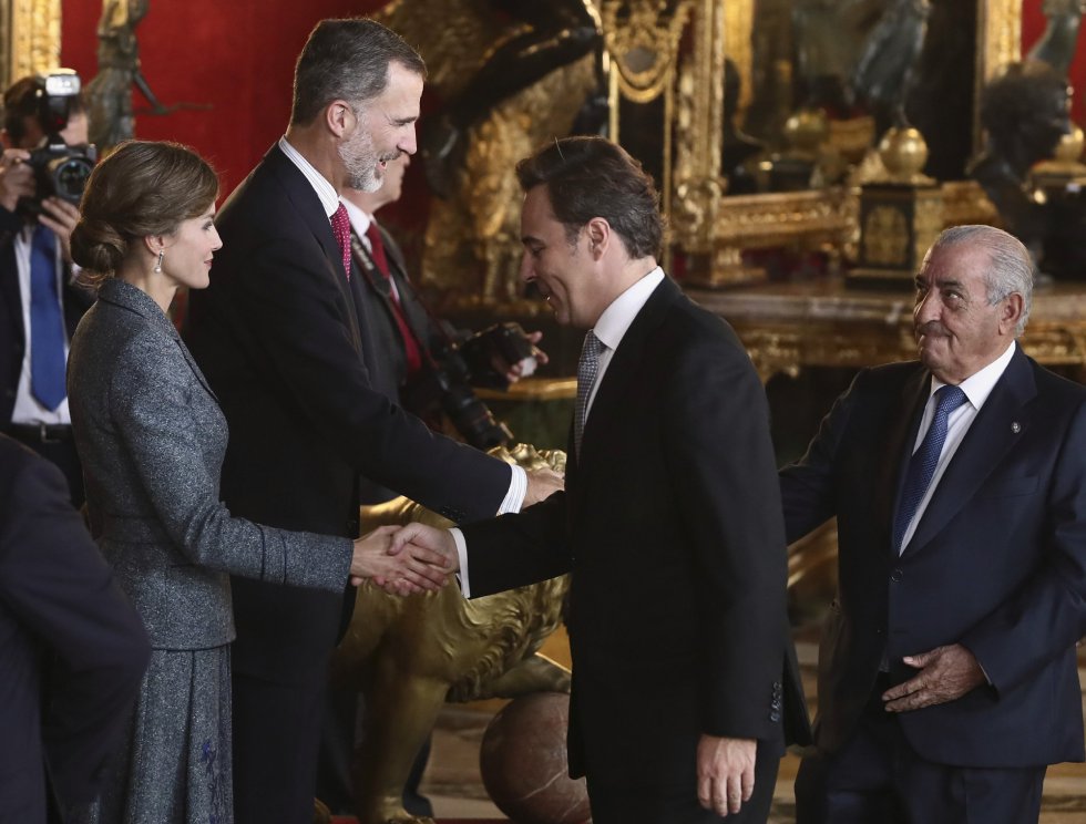 Los Reyes saludan al presidente de el Corte Inglés, Dimas Gimeno Los Reyes saludan al presidente de el Corte Inglés, Dimas Gimeno