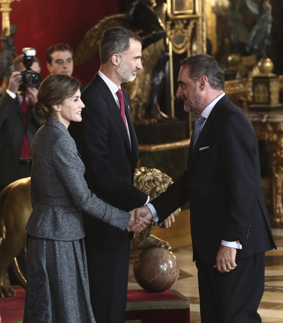 GRA361. MADRID, 12/10/2017.- Los Reyes saludan al periodista Carlos Hererra a su llegada a la tradicional recepción ofrecida hoy en el Palacio Real con motivo del Día de la Fiesta Nacional. EFE/Mariscal GRA361. MADRID, 12/10/2017.- Los Reyes saludan al periodista Carlos Hererra a su llegada a la tradicional recepción ofrecida hoy en el Palacio Real con motivo del Día de la Fiesta Nacional. EFE/Mariscal