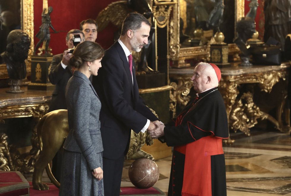 Los Reyes saludan al arzobispo de Valencia, el cardenal Antonio Cañizares Los Reyes saludan al arzobispo de Valencia, el cardenal Antonio Cañizares