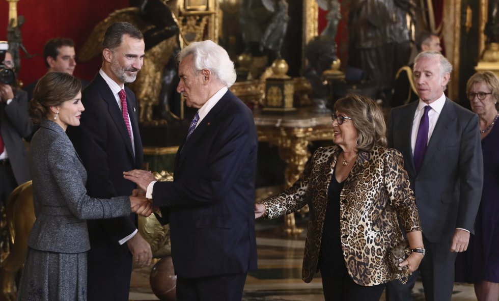 Los Reyes saludan al periodista Luis del Olmo a su llegada a la tradicional recepción Los Reyes saludan al periodista Luis del Olmo a su llegada a la tradicional recepción