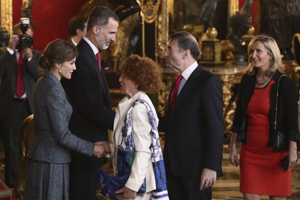 GRA319. MADRID, 12/10/2017.- Los Reyes saludan a los peridistas Pedro J. Ramírez y Nieves Herrero (d) a su llegada a la tradicional recepción ofrecida hoy en el Palacio Real con motivo del Día de la Fiesta Nacional. EFE/Mariscal GRA319. MADRID, 12/10/2017.- Los Reyes saludan a los peridistas Pedro J. Ramírez y Nieves Herrero (d) a su llegada a la tradicional recepción ofrecida hoy en el Palacio Real con motivo del Día de la Fiesta Nacional. EFE/Mariscal