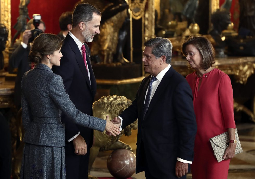 Los Reyes saludan al exministro Federico Trillo Los Reyes saludan al exministro Federico Trillo
