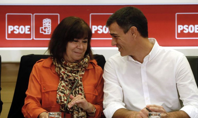 El secretario general del PSOE, Pedro Sánchez (c), conversa con la presidenta del Partido, Cristina Narbona
