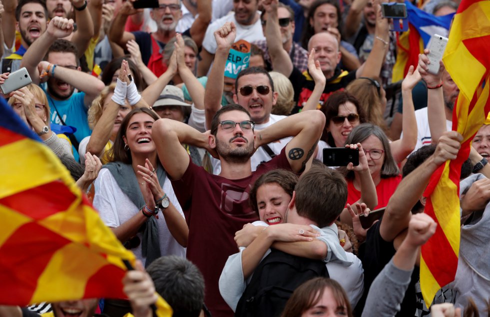 Partidarios de la independecia celebran la declaración del Parlament de Cataluña. Partidarios de la independecia celebran la declaración del Parlament de Cataluña.