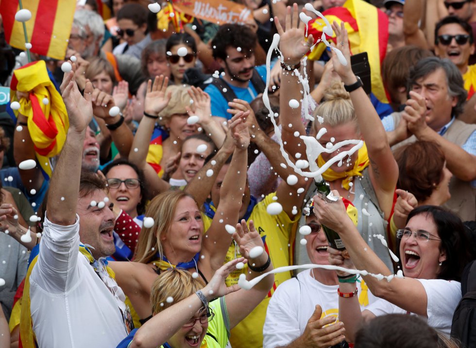 Partidarios de la independecia celebran la declaración del Parlament de Cataluña. Partidarios de la independecia celebran la declaración del Parlament de Cataluña.