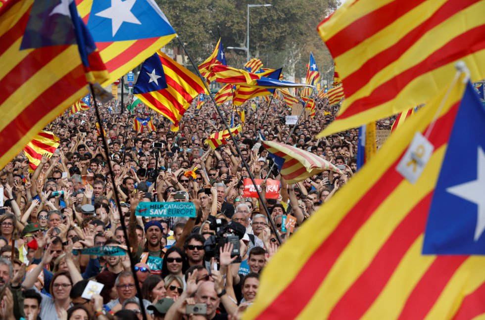Partidarios de la independecia celebran la declaración del Parlament de Cataluña. Partidarios de la independecia celebran la declaración del Parlament de Cataluña.