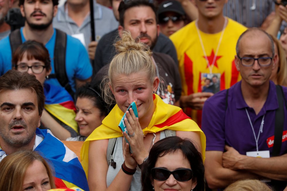Partidarios de la independecia celebran la declaración del Parlament de Cataluña. Partidarios de la independecia celebran la declaración del Parlament de Cataluña.